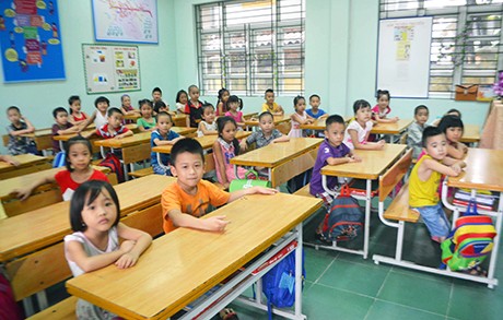 Số lượng học sinh vào lớp 1 tăng mạnh khiến ngành giáo dục tỉnh Quảng Ninh phải có phương án bảo đảm cơ sở vật chất và bố trí đội ngũ giáo viên giảng dạy. (Ảnh: Báo Quảng Ninh)