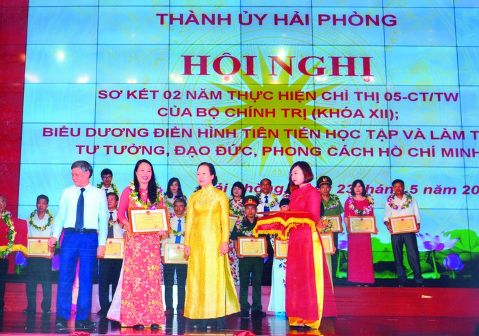 Cô giáo Trần Thị Trang Nhung nhận Bằng khen của Ủy ban nhân dân thành phố Hải Phòng về thực hiện Chỉ thị 05 của Bộ Chính trị. (Ảnh: Lã Tiến)