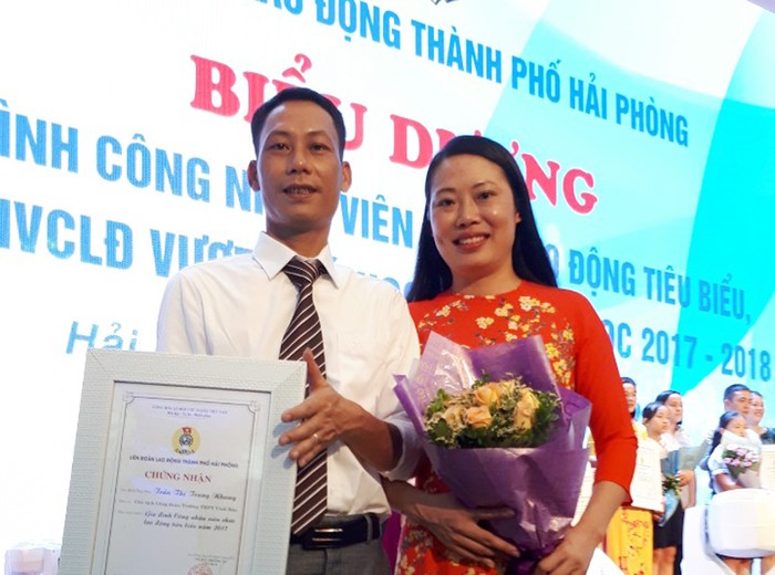 Cô Trang Nhung cùng chồng tại lễ biểu dương gia đình công nhân viên, lao động tiêu biểu năm học 2017-2018 (ảnh: Nhân vật cung cấp).