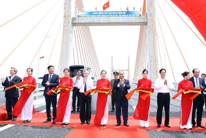 Thủ tướng Nguyễn Xuân Phúc cùng các đại biểu cắt băng khánh thành, phát lệnh thông xe tuyến đường cao tốc Hạ Long - Hải Phòng và cầu Bạch Đằng (Ảnh: TTXVN)