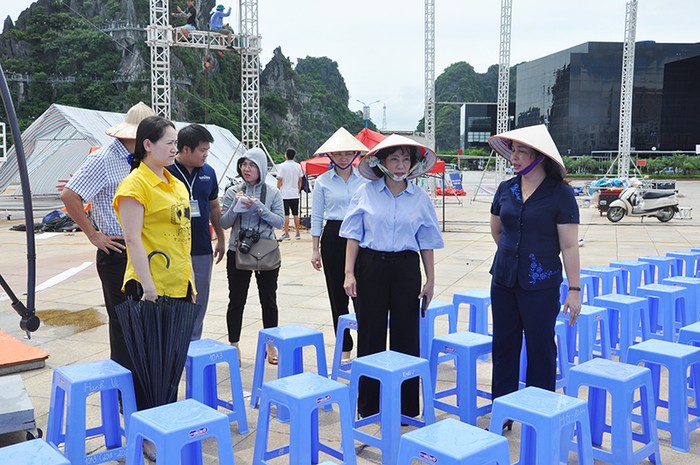 Lãnh đạo Ủy ban nhân dân tỉnh Quảng Ninh kiểm tra công tác chuẩn bị tại điểm cầu Olympia lần thứ 18 (Ảnh: CTV)