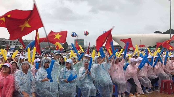Đông đảo cổ động viên Quảng Ninh đội mưa cổ vũ cho thí sinh Nguyễn Hoàng Cường giành chiến thắng (Ảnh: CTV)