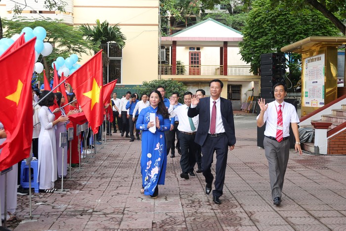 Ông Nguyễn Văn Đọc, Bí thư Tỉnh ủy Quảng Ninh dự lễ khai giảng tại Trường Trung học phổ thông Hòn Gai (Ảnh: CTV)