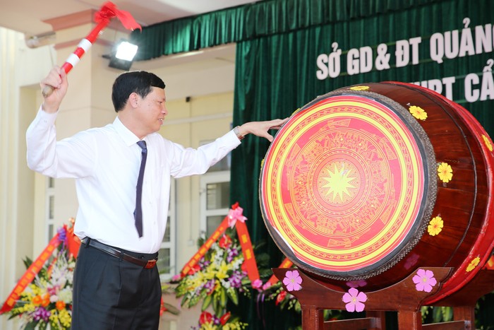 Ông Nguyễn Đức Long, Chủ tịch Ủy ban nhân dân tỉnh Quảng Ninh dự và đánh trống khai trường tại Trường Trung học phổ thông Cẩm Phả (Ảnh: CTV)
