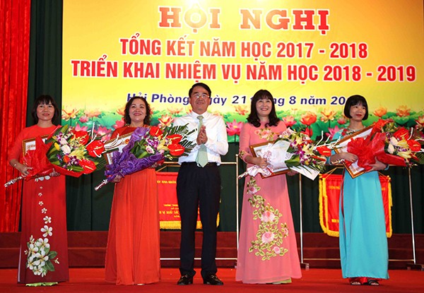Cô giáo Trần Thị Kim Vi (ngoài cùng bên phải) là một trong 4 giáo viên vinh dự được tặng thưởng danh hiệu Nhà giáo ưu tú. (Ảnh: Lã Tiến)