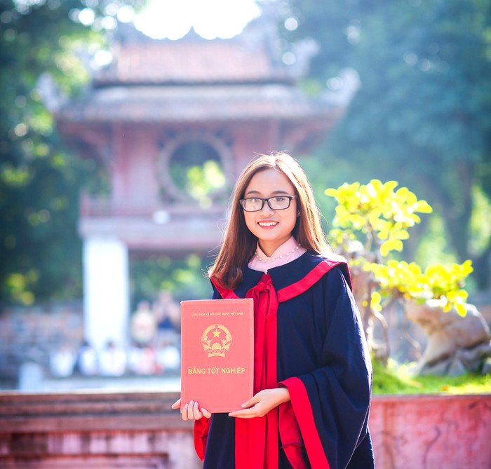 Vũ Thị Mai Anh trong ngày được nhận tấm bằng Đại học loại xuất sắc chuyên ngành Sư phạm Sinh học của Trường Đại học Sư phạm Hà Nội năm 2017 (Ảnh do nhân vật cung cấp)
