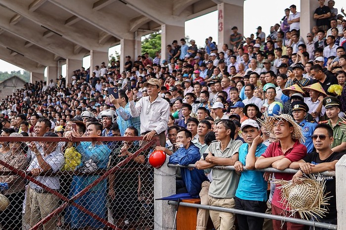 Du khách và người dân địa phương tới chật kín sân vận động trung tâm quận Đồ Sơn xem lễ hội chọi trâu (Ảnh: Hoàng Phước)