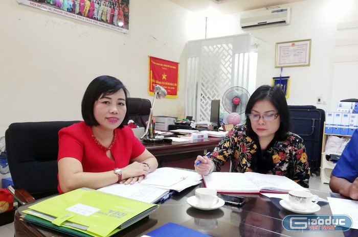 Bà Lê Thúy Hạnh, Hiệu trưởng Trường Trung học cơ sở Trần Phú (bên trái) khẳng định, nhà trường triển khai thu quỹ Ban đại diện cha mẹ học sinh đúng quy định. (Ảnh: Lã Tiến)