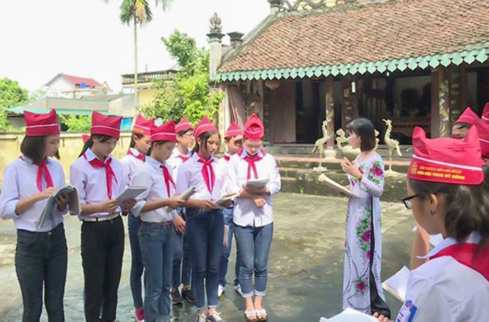 Cô giáo Phạm Hồng Lê truyền lửa cho học sinh học môn Lịch sử tại khu di tích (Ảnh: Nhân vật cung cấp)