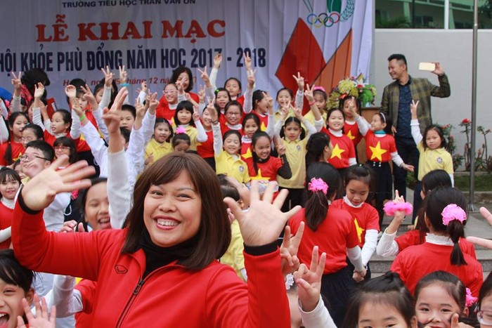 Cô Nguyễn Thị Lệ Hằng (áo đỏ) là giáo viên dạy giỏi môn Thể dục của Trường Tiểu học Trần Văn Ơn (Ảnh: nhân vật cung cấp)