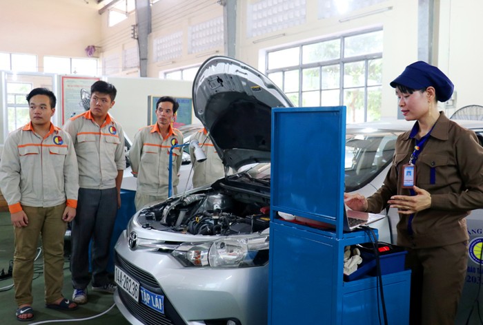 Cô Nguyễn Thị Hồng Mến hướng dẫn các học viên thực hành nghề cơ khí ô tô (Ảnh: CTV)