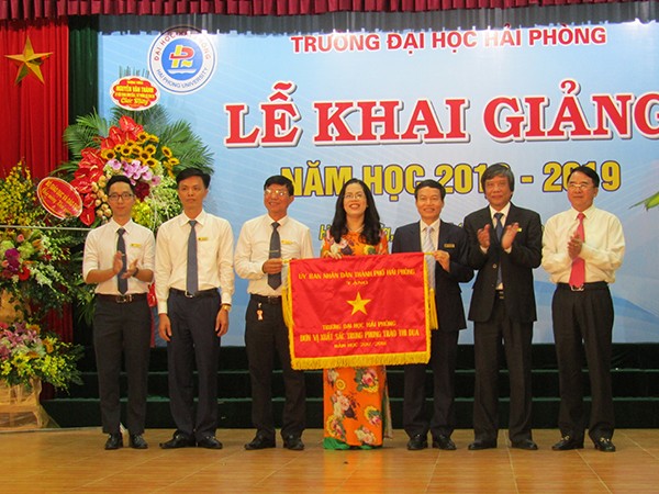 Ông Lê Khắc Nam, Phó Chủ tịch Ủy ban nhân dân thành phố Hải Phòng trao cờ thi đua xuất sắc của thành phố tặng Trường Đại học Hải Phòng. (Ảnh: CTV)