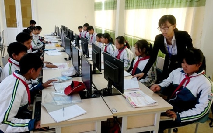 Cô giáo Nguyễn Thị Thúy luôn truyền lửa đam mê cho học sinh học môn Tin học (Ảnh: CTV)