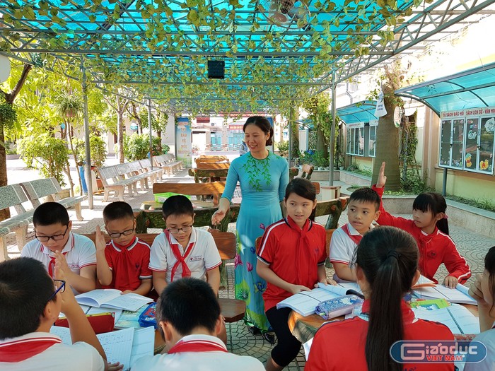 Cô giáo Thủy có thâm niên hơn 20 năm luyện học sinh giỏi tại Trường Tiểu học Lê Hồng Phong (Ảnh: Lã Tiến)