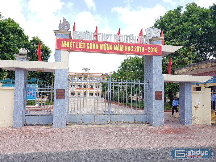 Mỗi học sinh Trường Trung học phổ thông Nguyễn Trãi phải nộp 700 nghìn đồng để thăm hỏi giáo viên nhân dịp lễ, Tết (Ảnh: Lã Tiến)
