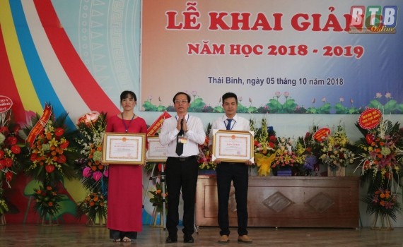 Lãnh đạo Trường Cao đẳng Nghề Thái Bình trao bằng khen của Ủy ban nhân dân tỉnh Thái Bình tặng các tập thể đạt thành tích cao trong quản lý, giảng dạy. (Ảnh: Báo Thái Bình)