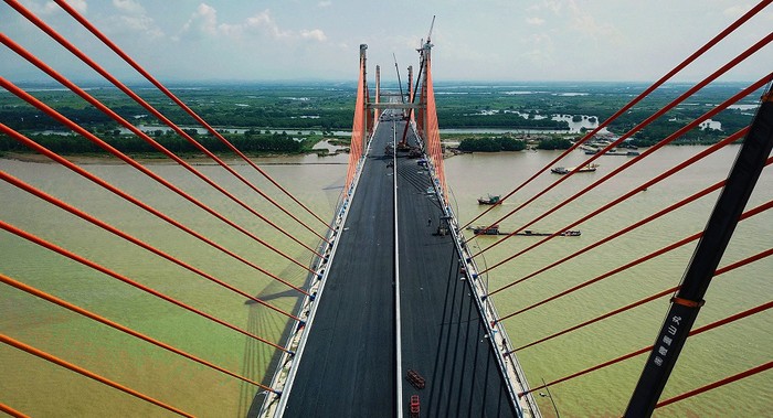 Cầu Bạch Đằng dài 700m, được bố trí 3 trụ tháp, thiết kế theo hình 3 chữ “H” mang ý nghĩa lớn, thể hiện sự kết nối chặt chẽ giữa 3 trung tâm kinh tế phía Bắc là Hà Nội – Hải Phòng – Hạ Long. (Ảnh: CTV)