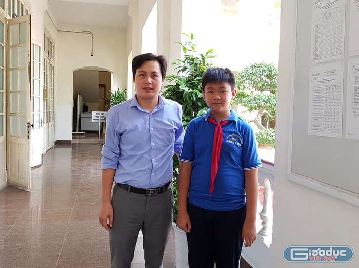 Thầy giáo chủ nhiệm Vũ Công Minh tự hào khi có một cậu học trò xuất sắc như Nguyễn Đình Kiên (Ảnh: Lã Tiến)