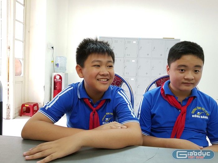 Nguyễn Đình Kiên (bên trái) và người bạn thân học cùng lớp. (Ảnh: Lã Tiến)