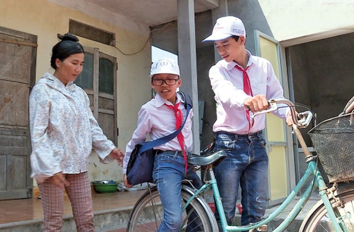 Hơn 3 năm học cấp 2, Tuấn Kiệt (bên phải) đưa đón Nguyên Ngọc tới trường bằng xe đạp. (Ảnh: CTV)