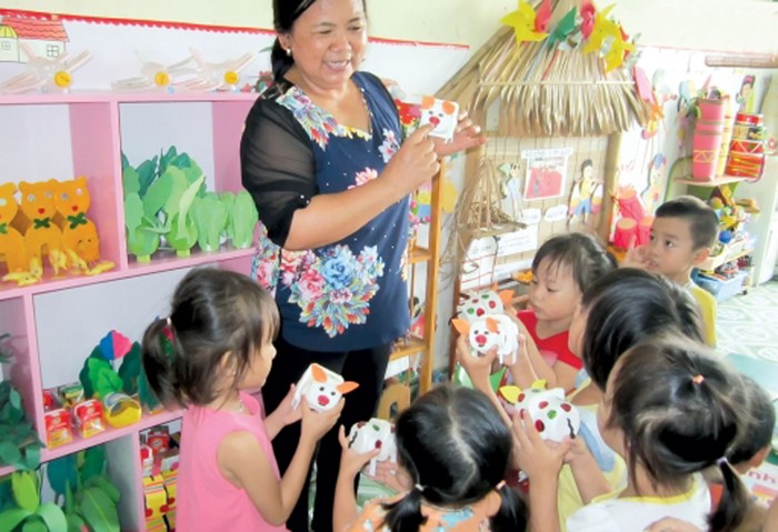 Dù mang trong mình trọng bệnh, cô giáo Đào Thị Châu vẫn dành hết tình yêu thương để chăm sóc học sinh. (Ảnh: CTV)
