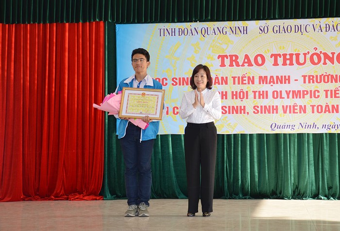 Bà Vũ Thị Thu Thủy, Phó Chủ tịch Ủy ban nhân dân tỉnh Quảng Ninh trao thưởng cho em Đoàn Tiến Mạnh. (Ảnh: CTV)