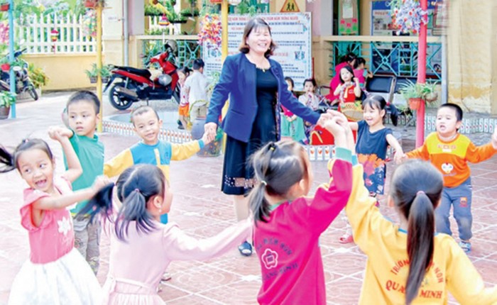 Cô giáo Nguyễn Thị Hiền vẫn nhiệt huyết với nghề, dành hết tình yêu cho con trẻ (Ảnh: Lã Tiến)