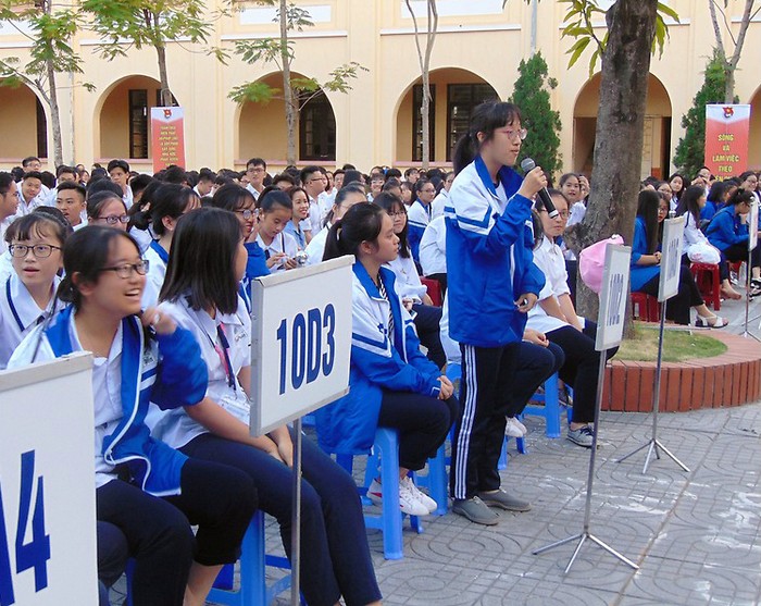 Học sinh Trường Trung học phổ thông Thái Phiên chia sẻ kiến thức về bạo lực học đường. (Ảnh: Lã Tiến)