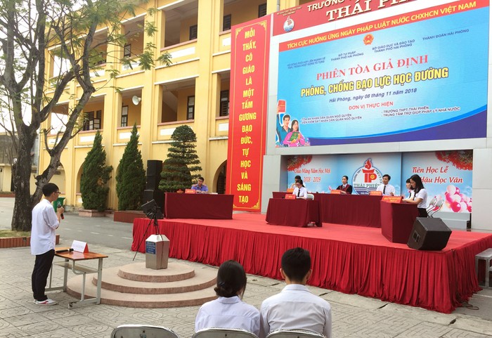 Phiên tòa giả định trên sân khấu Trường Trung học phổ thông Thái Phiên (Hải Phòng). (Ảnh: Lã Tiến)