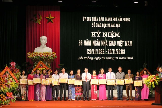 Ông Lê Khắc Nam, Phó chủ tịch Ủy ban nhân dân thành phố Hải Phòng trao bằng khen tặng các lãnh đạo, cán bộ có thành tích xuất sắc. (Ảnh: CTV)