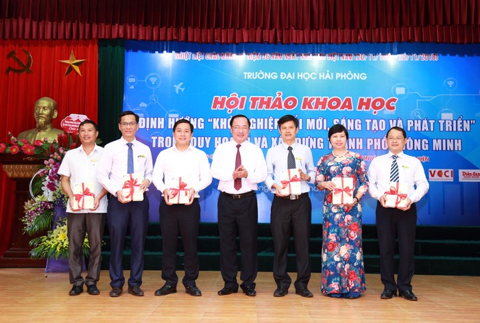 Thượng tướng Nguyễn Văn Thành, Thứ trưởng Bộ Công an trao sách phục vụ hoạt động đào tạo và nghiên cứu khoa học tặng các đại biểu tham gia hội thảo. (Ảnh: Lã Tiến)