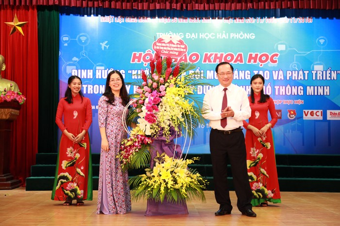 Thượng tướng Nguyễn Văn Thành, Thứ trưởng Bộ Công an tặng hoa chúc mừng thầy và trò Trường đại học Hải Phòng nhân Ngày hiến chương các nhà giáo. (Ảnh: Lã Tiến)