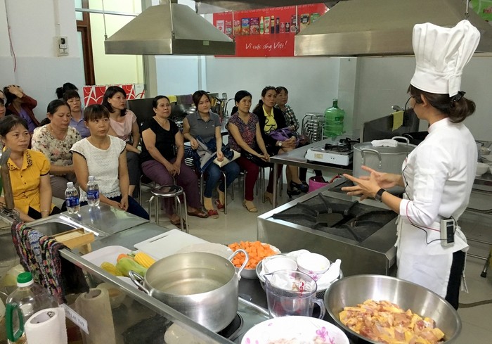 Nhân viên phụ trách bếp ăn trong các trường học tại Quảng Ninh thường xuyên được tập huấn kiến thức về vệ sinh an toàn thực phẩm. (Ảnh: CTV)