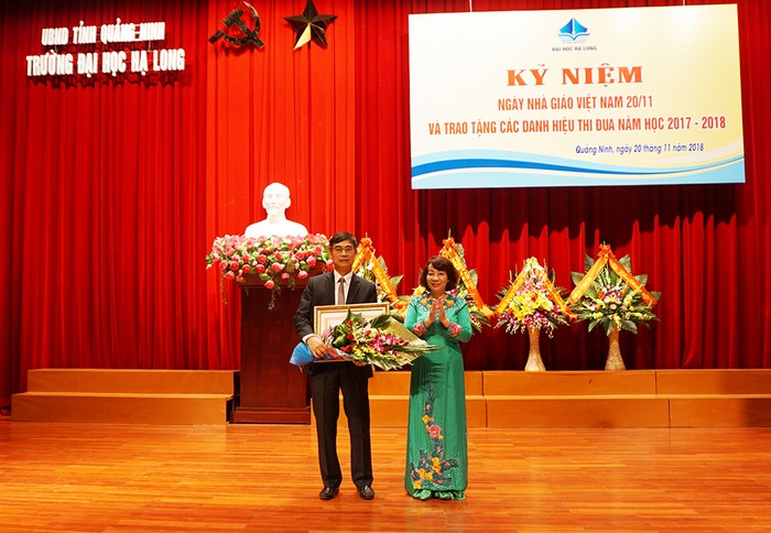 Ông Trần Trung Vỹ, Phó Hiệu trưởng Trường Đại học Hạ Long vinh dự nhận bằng khen của Thủ tướng Chính phủ. (Ảnh: CTV)