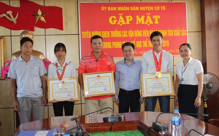 Thầy giáo Nguyễn Văn Hùng (áo đỏ) được Ủy ban nhân dân huyện Cô Tô tặng giấy khen vì đã có thành tích xuất sắc trong phong trào thể dục thể thao năm 2018. (Ảnh: CTV)
