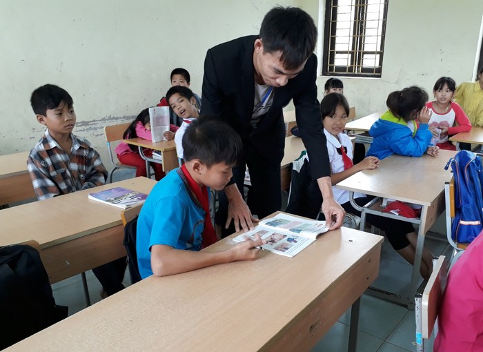 Thầy giáo Hoàng Văn Minh luôn nỗ lực vượt qua khó khăn để bám bản, bám lớp, đem lại &quot;cái chữ&quot; cho học sinh vùng cao. (Ảnh: CTV)