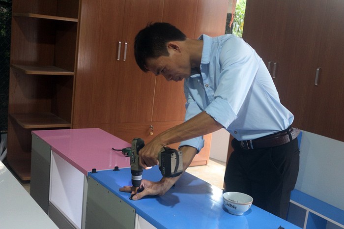 Ngoài giờ lên lớp, thầy giáo Minh lại xắn tay đóng các sản phẩm theo yêu cầu của khách hàng. (Ảnh: CTV)