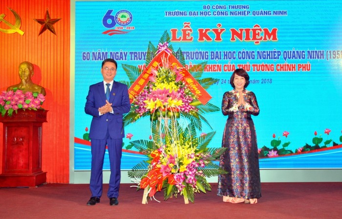 Lãnh đạo tỉnh Quảng Ninh tặng lẵng hoa chúc mừng Trường Đại học công nghiệp Quảng Ninh nhân dịp kỷ niệm 60 năm. (Ảnh: Báo Quảng Ninh)