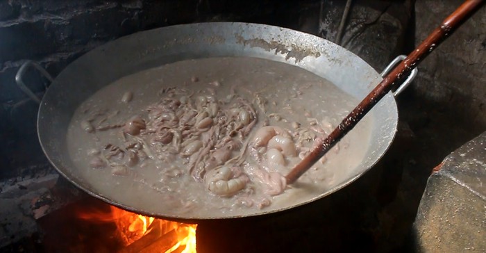 Lòng lợn bẩn được luộc chín trước khi cho vào lò sấy (Ảnh: Hải Yến)