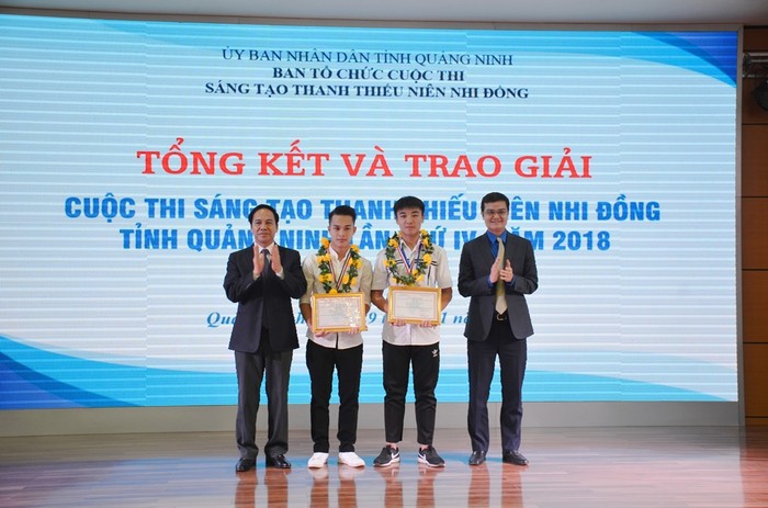 Ban tổ chức trao giải nhất cho học sinh Trường Trung học phổ thông Uông Bí. (Ảnh: Báo Quảng Ninh)