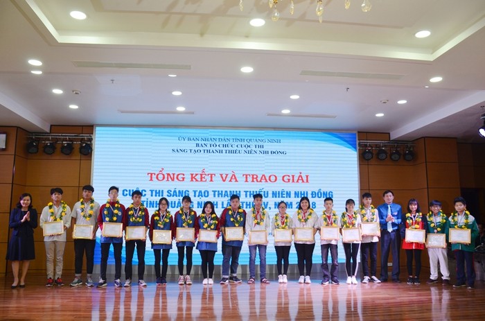 Ban tổ chức trao giải cho học sinh đạt giải ba (Ảnh: Báo Quảng Ninh)