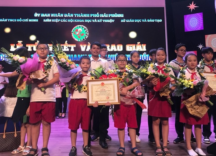 Thầy Đỗ Mạnh Tuyền cùng nhóm học sinh Trường Tiểu học Lê Hồng Phong tại cuộc thi sáng tạo thanh thiếu niên, nhi đồng Hải Phòng năm 2018. (Ảnh: Thu Ninh)