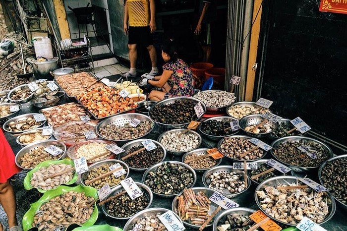 Thức ăn đường phố tại Hải Phòng xuất hiện ngày càng nhiều khiến việc quản lý của cơ quan chức năng gặp khó.