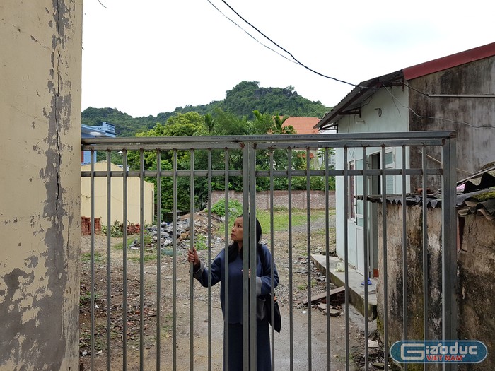 Ngõ đi chung vào nhà cô giáo Quyến nhiều năm qua, nay bị anh Đạo dựng cổng sắt chặn lối vào (Ảnh: Lã Tiến)
