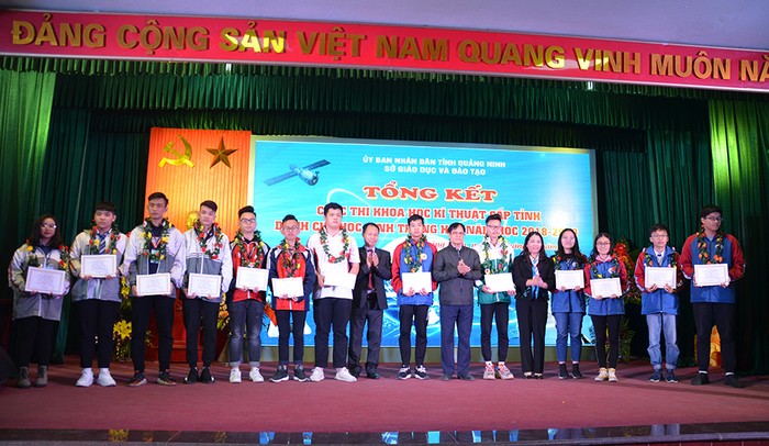 Ban tổ chức trao giải nhất tặng các học sinh tham gia cuộc thi (Ảnh: CTV)