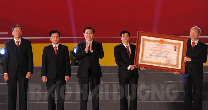 Phó Thủ tướng Chính phủ Vương Đình Huệ chúc mừng Đảng bộ, chính quyền và nhân dân huyện Cẩm Giàng nhân dịp được tặng thưởng Huân chương Lao động hạng nhất (Ảnh: Báo Hải Dương).