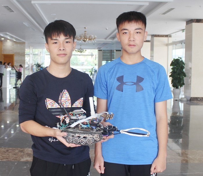 Mô hình robot tự hành phát hiện, định vị, dò mìn của học sinh Trường Trung học phổ thông Uông Bí, Quảng Ninh (Ảnh: Nguyễn Hoa)
