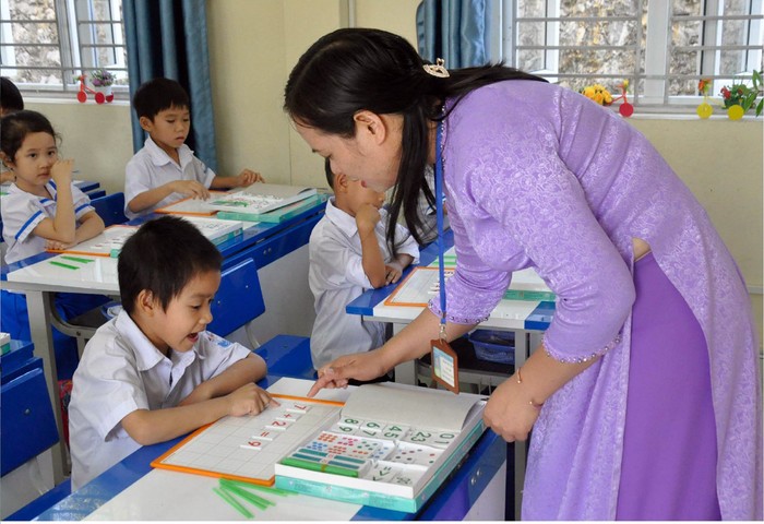 Cô giáo Phạm Thị Thảo giảng dạy học sinh khuyết tật (Ảnh: Thu Nguyệt)