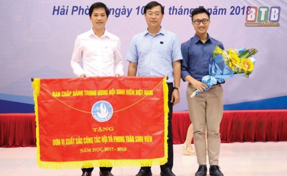 Nguyễn Văn Bình (ngoài cùng bên phải) được biết đến là thủ lĩnh sinh viên của Trường Đại học Y Dược Thái Bình (Ảnh: Báo Thái Bình)