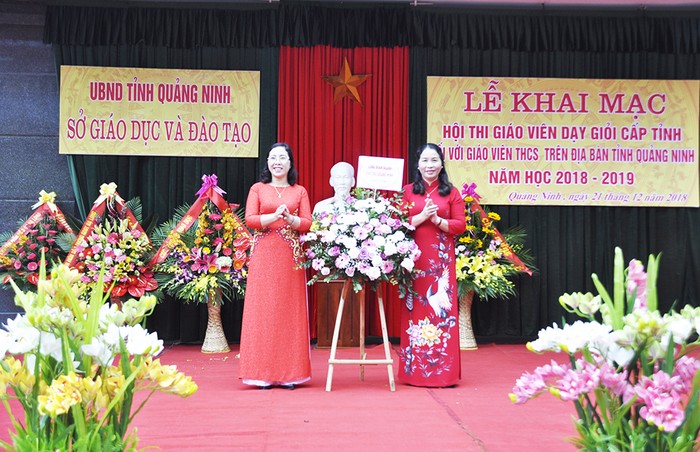 Lãnh đạo Sở Giáo dục và Đào tạo Quảng Ninh tặng hoa chúc mừng ban tổ chức hội thi (Ảnh: CTV)